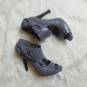 Nine West 7.5 heels bow zip up